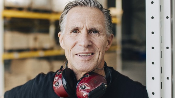 Mand med høreværn på varelager