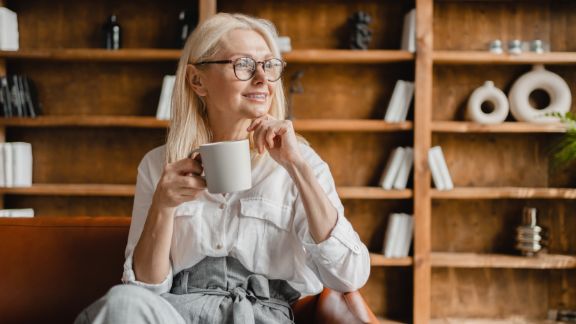 Aeldre_dame_drikker_te_text-image-50_50_576x324_Lederhjerne