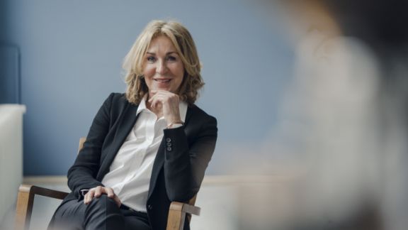 Aeldre_dame_smiler_siddende_text-image-50_50_576x324_Lederhjerne