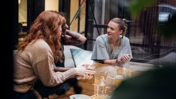 Kolleger-spiser-frokost_text-image-50_50_576x324