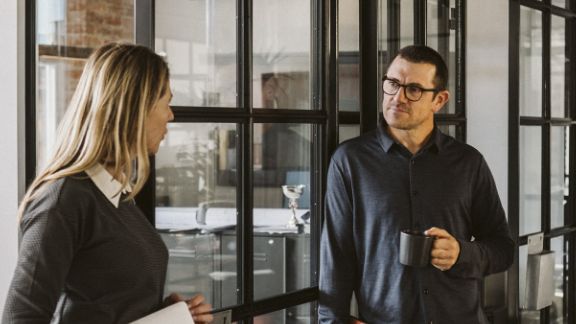 Kolleger_snakker_paa_gang_text-image-50_50_576x324