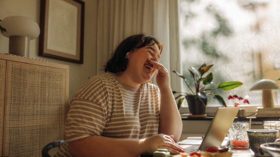 Kvinde_arbejder_hjemme_griner_text-image-50_50_576x324