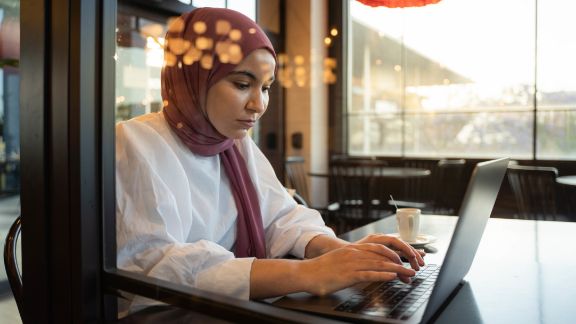 Kvinde_arbejder_p_cafe_text-image-50_50_576x324