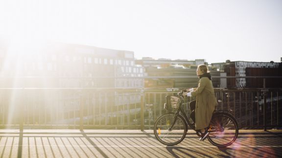 Kvinde_cykler_02_text-image-50_50_576x324