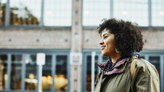 Kvinde_foran_bygning_text-image-50_50_576x324