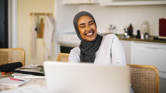 Kvinde_griner_mde_02_text-image-50_50_576x324