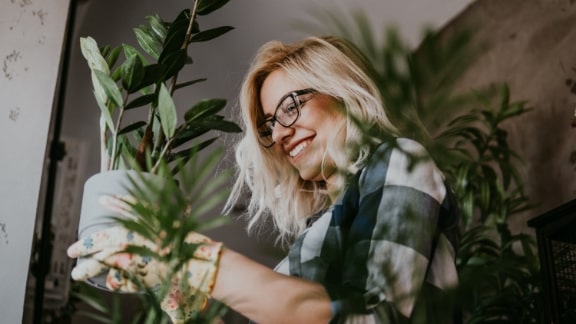 Kvinde_holder_plante_text-image-50_50_576x324