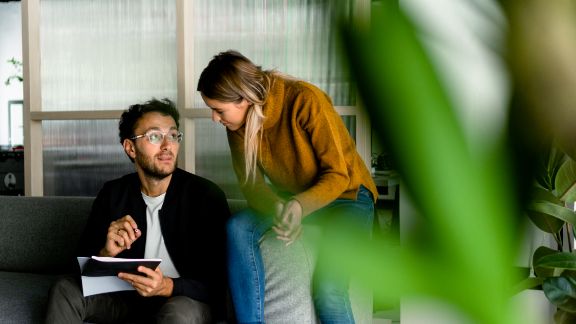 Kvinde_mand_p_sofa_text-image-50_50_576x324