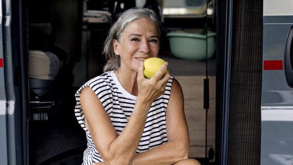 Kvinde_spiser_aeble_text-image-50_50_576x324