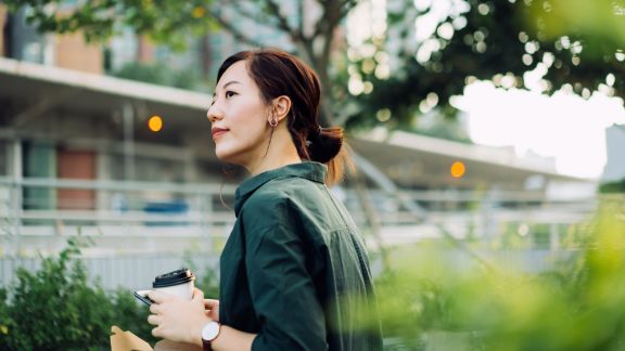 Kvinde_udenfor_med_kaffe_text-image-50_50_576x324