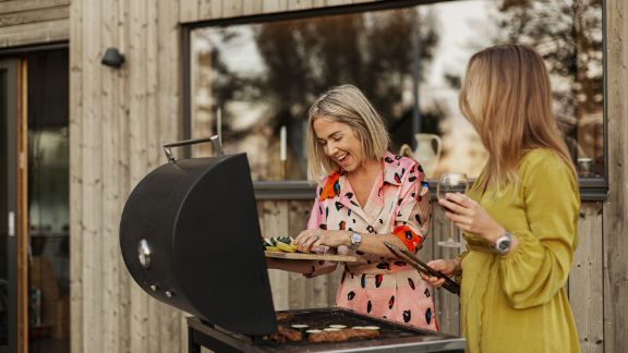 Kvinder_griller_p_terrasse_text-image-50_50_576x324