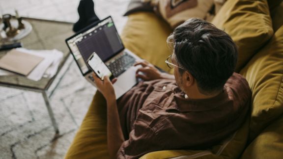 Mand_computer_mobil_sofa_text-image-50_50_576x324