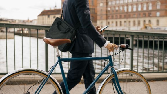 Mand_cykel_bro_text-image-50_50_576x324