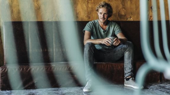 Mand_kaffe_i_sofa_text-image-50_50_576x324