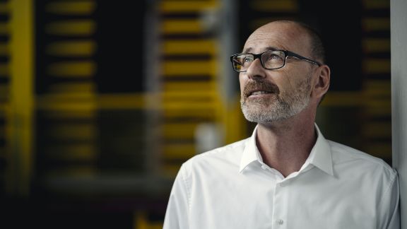 Mand_kigger_op_text-image-50_50_576x324