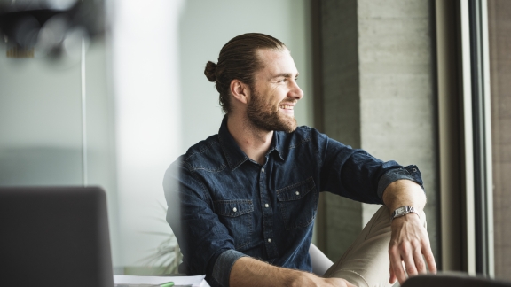 Mand_kigger_ud_griner_text-image-50_50_576x324