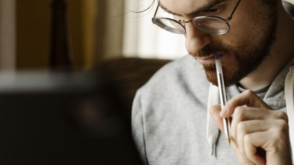 Mand_kuglepen_i_mundvigen_text-image-50_50_576x324