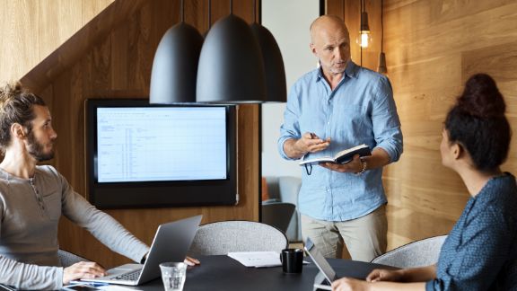 Mand_moede_kolleger_text-image-50_50_576x324