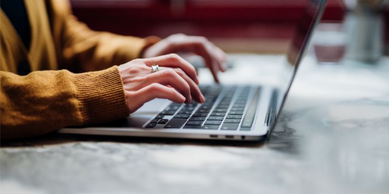 Haender_skriver_paa_tastatur_content-header_768x384