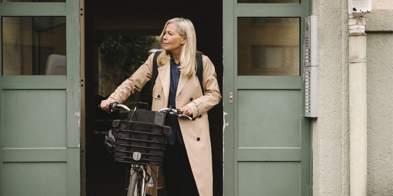 Kvinde_cykel_paa_vej_ud_content-header_768x384