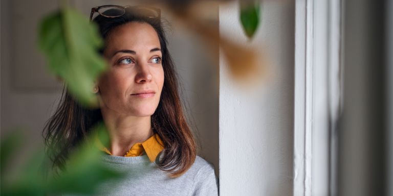 Kvinde_eftertaenksom_vindue_content-header_768x384