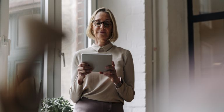 Kvinde_med_iPad_content-header_768x384