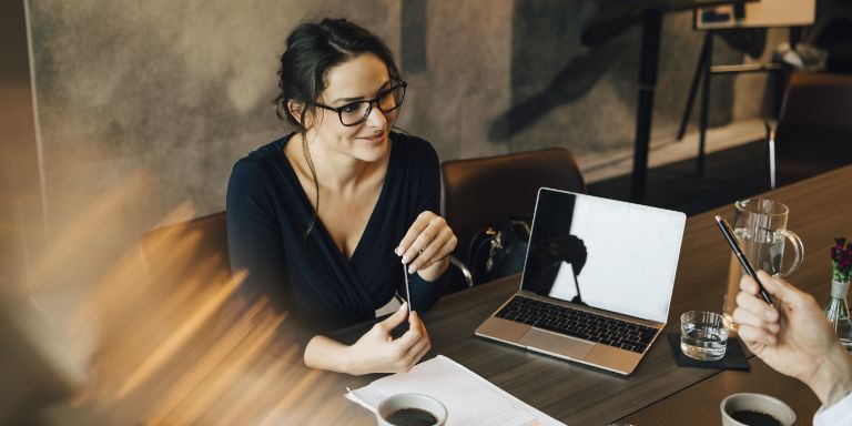 Kvinde_smiler_i_moede_content-header_768x384