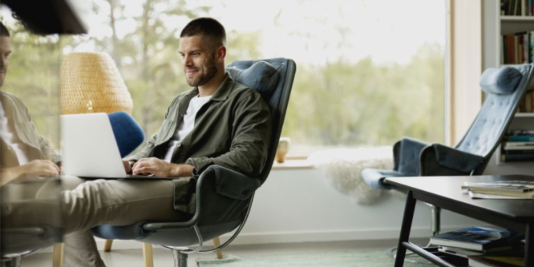 Mand_computer_i_laenestol_content-header_768x384