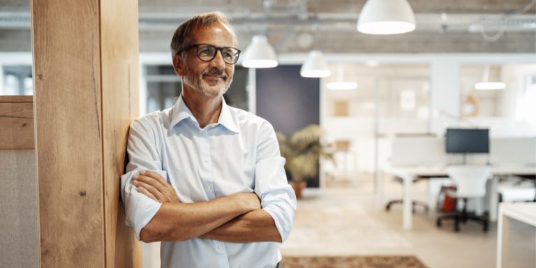 Mand_med_krydsede_arme_content-header_768x384