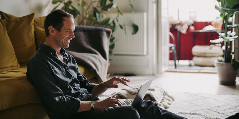 Mand_paa_gulv_med_computer_content-header_768x384