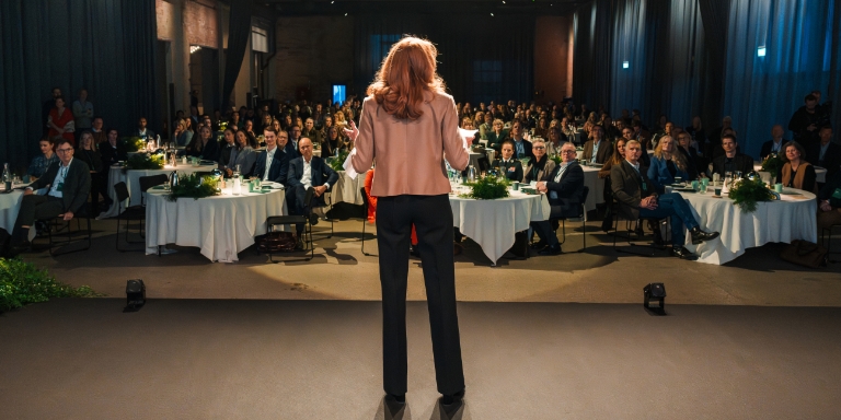 LD_768x384_Web_Stemningsbillede_Bodil-foran-publikum