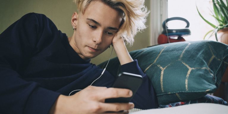 Dreng ser på telefon