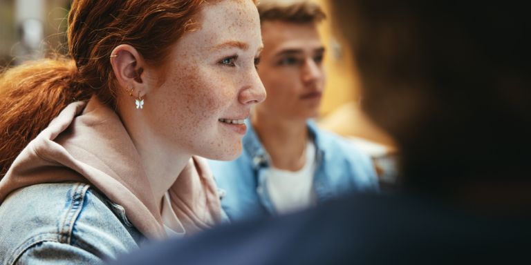 Rødhåret pige kigger