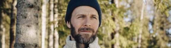 Mand_med_hue_udenfor_expand-box_576x162