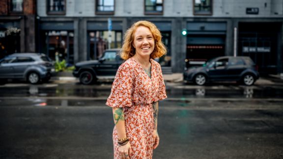 Kvinde_griner_paa_gaden_article-card_576x324