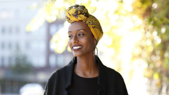 Kvinde_med_gult_trklde_article-card_576x324