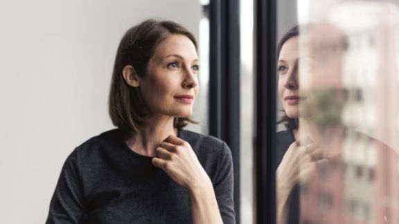 Kvinde_spejles_i_vindue_article-card_576x324