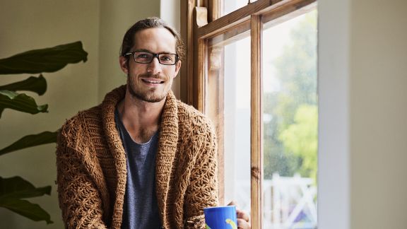 Mand_i_vindueskam_kaffekop_article-card_576x324