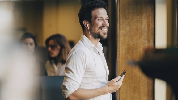 Mand_med_headset_griner_article-card_576x324