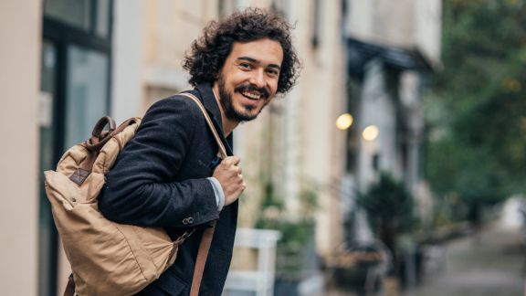 Mand_med_rygsk_griner_article-card_576x324