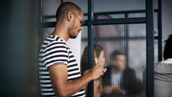 Mand_noterer_article-card_576x324