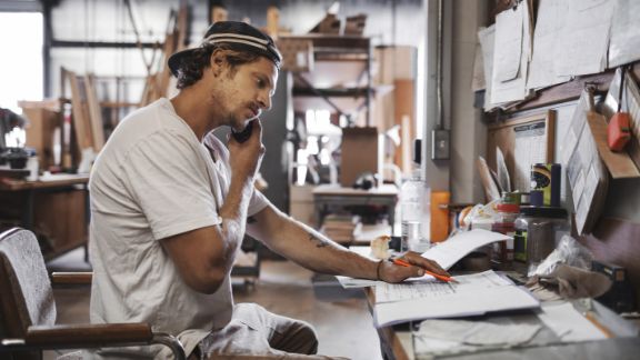 Mand_sidder_p_vrksted_article-card_576x324