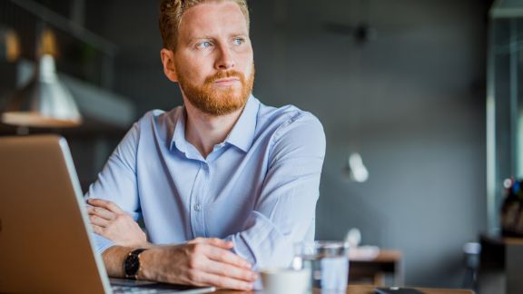 Mand_ved_skrivebord_computer_article-card_576x324