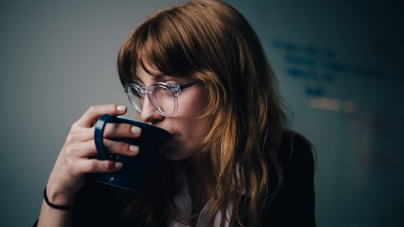 Kvinde_drikker_kaffe_text-image-50_50_576x324