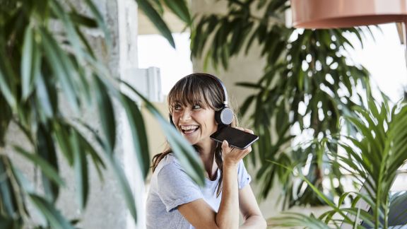 Kvinde_rdgiver_griner_text-image-50_50_576x324