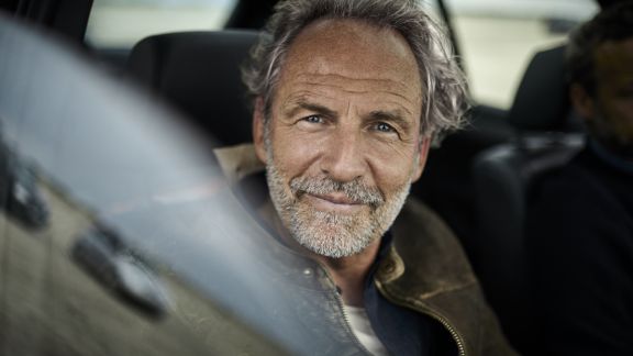 Mand_i_bil_2_text-image-50_50_576x324