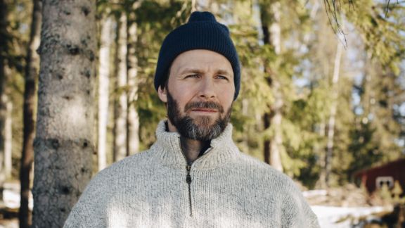 Mand_med_hue_udenfor_text-image-50_50_576x324