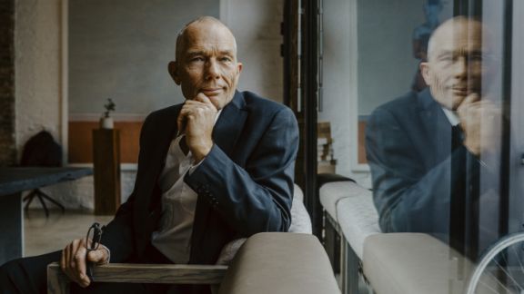 Mand_spejles_i_vindue_text-image-50_50_576x324