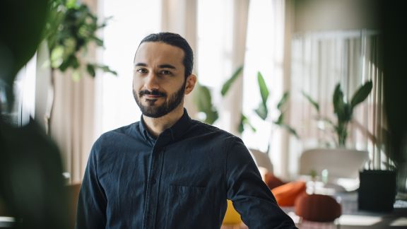 Ung_mand_planter_i_baggrunden_text-image-50_50_576x324