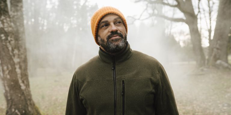 Mand_med_hue_udenfor_2_content-header_768x384